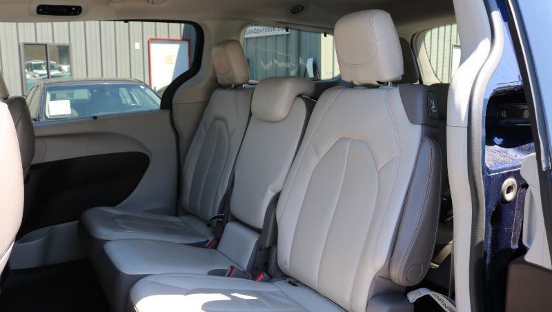 Used 2018 Chrysler Pacifica Touring-L FWD image 22