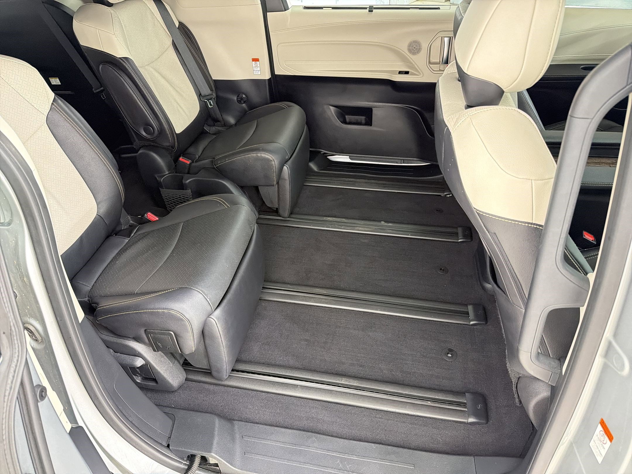 Used 2025 Toyota Sienna Limited image 28