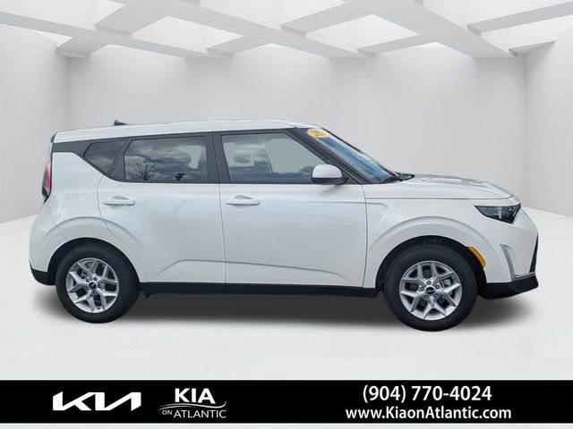 Used 2025 Kia Soul LX image 2