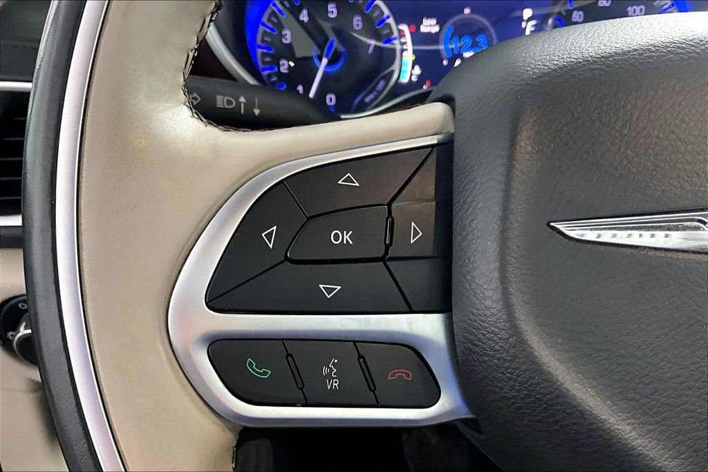 Used 2017 Chrysler Pacifica Limited w/ UConnect Theater Package FWD image 18