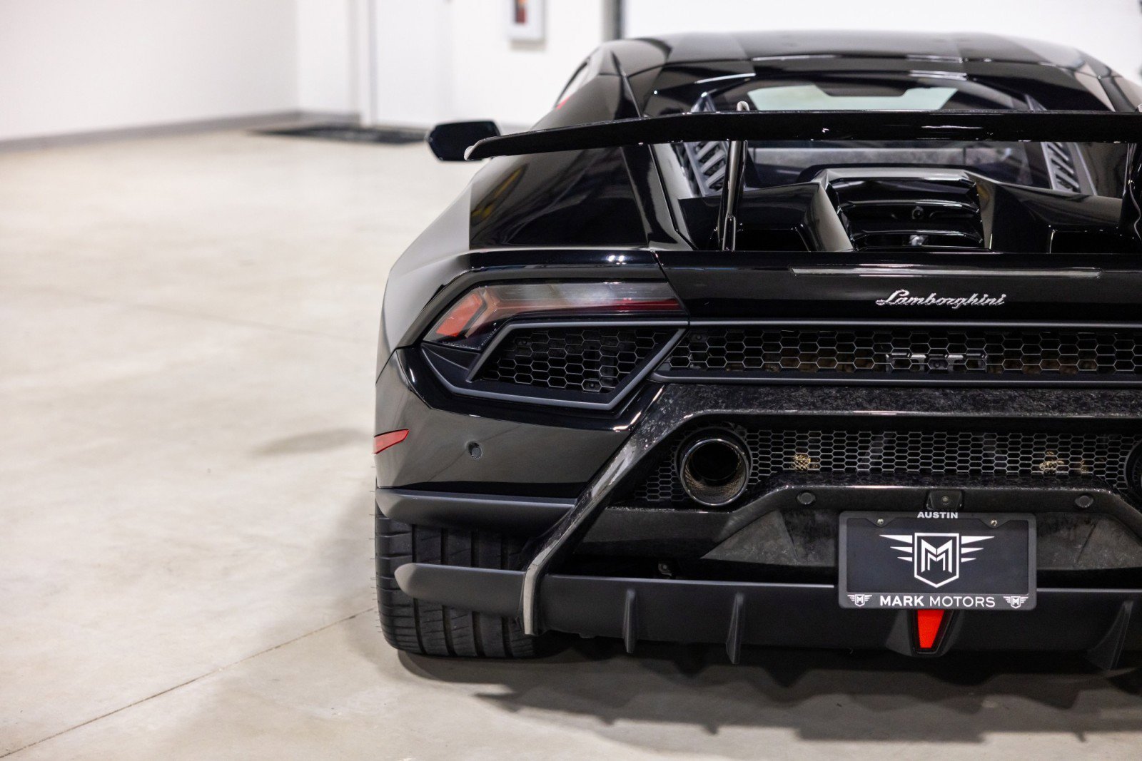 Used 2018 Lamborghini Huracan Performante AWD/4WD image 14