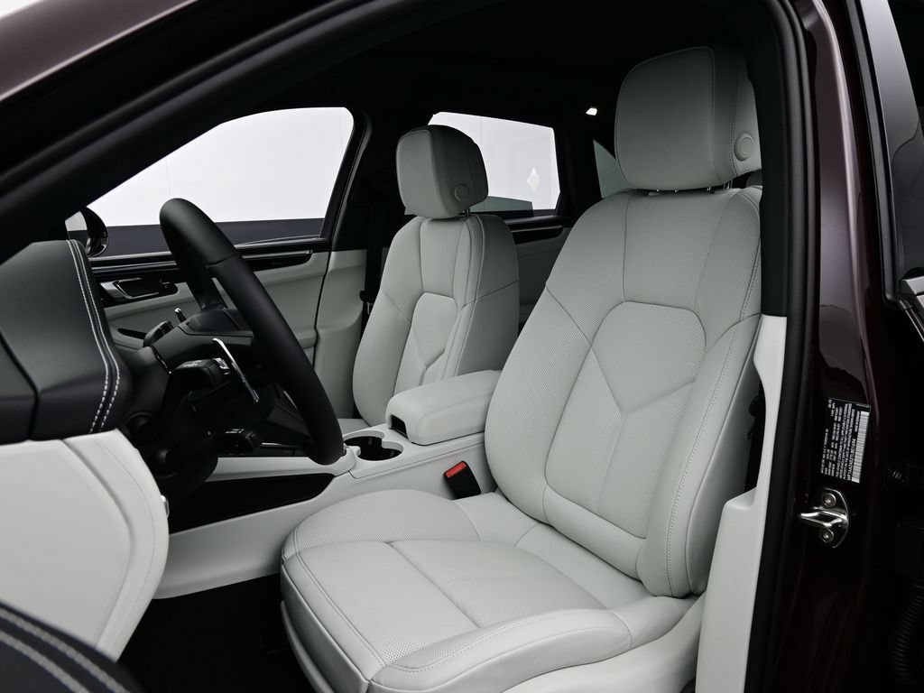 Certified 2026 Porsche Macan AWD/4WD image 5