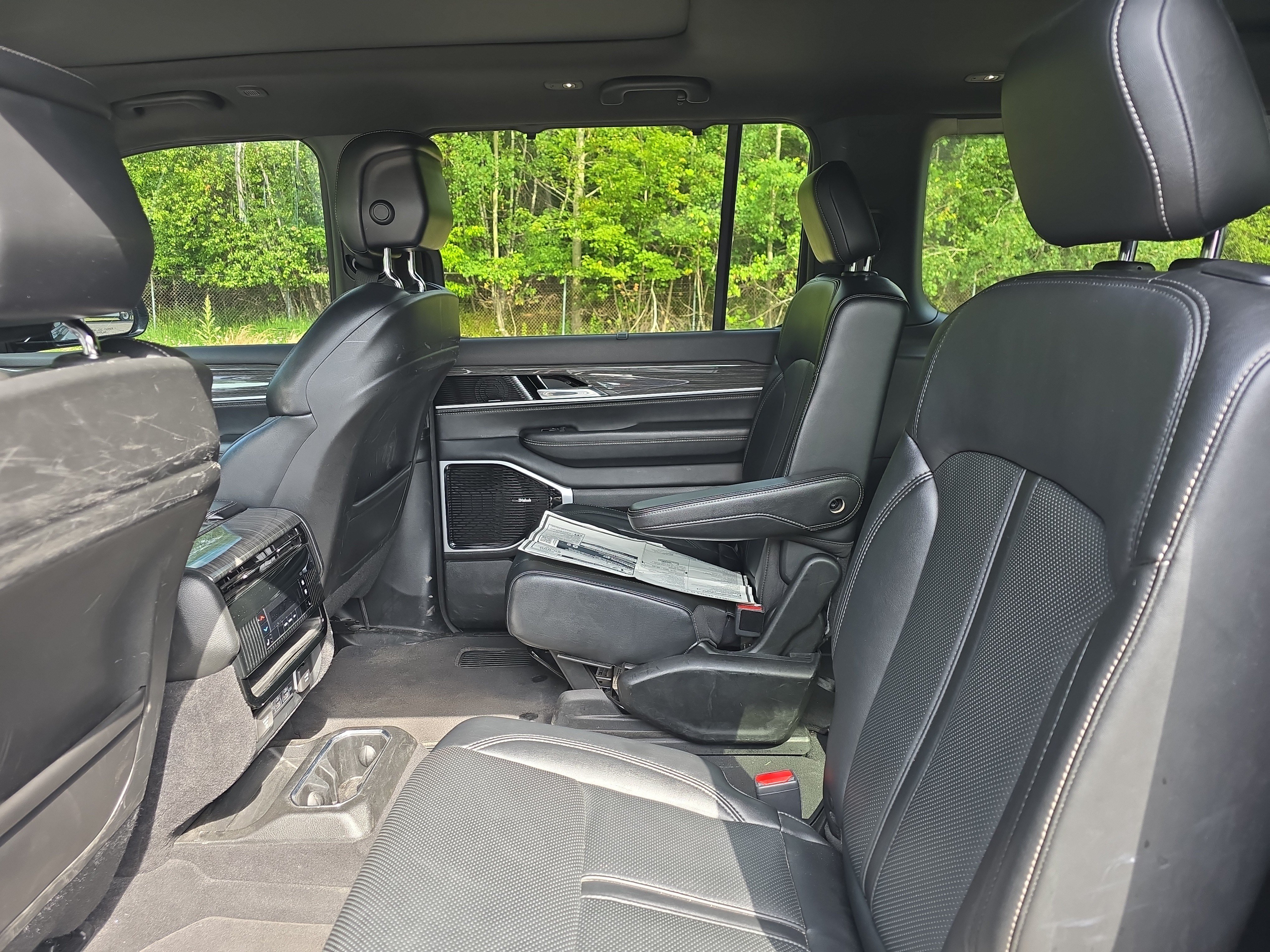 Used 2022 Jeep Wagoneer Series III w/ Premium Group I AWD/4WD image 13