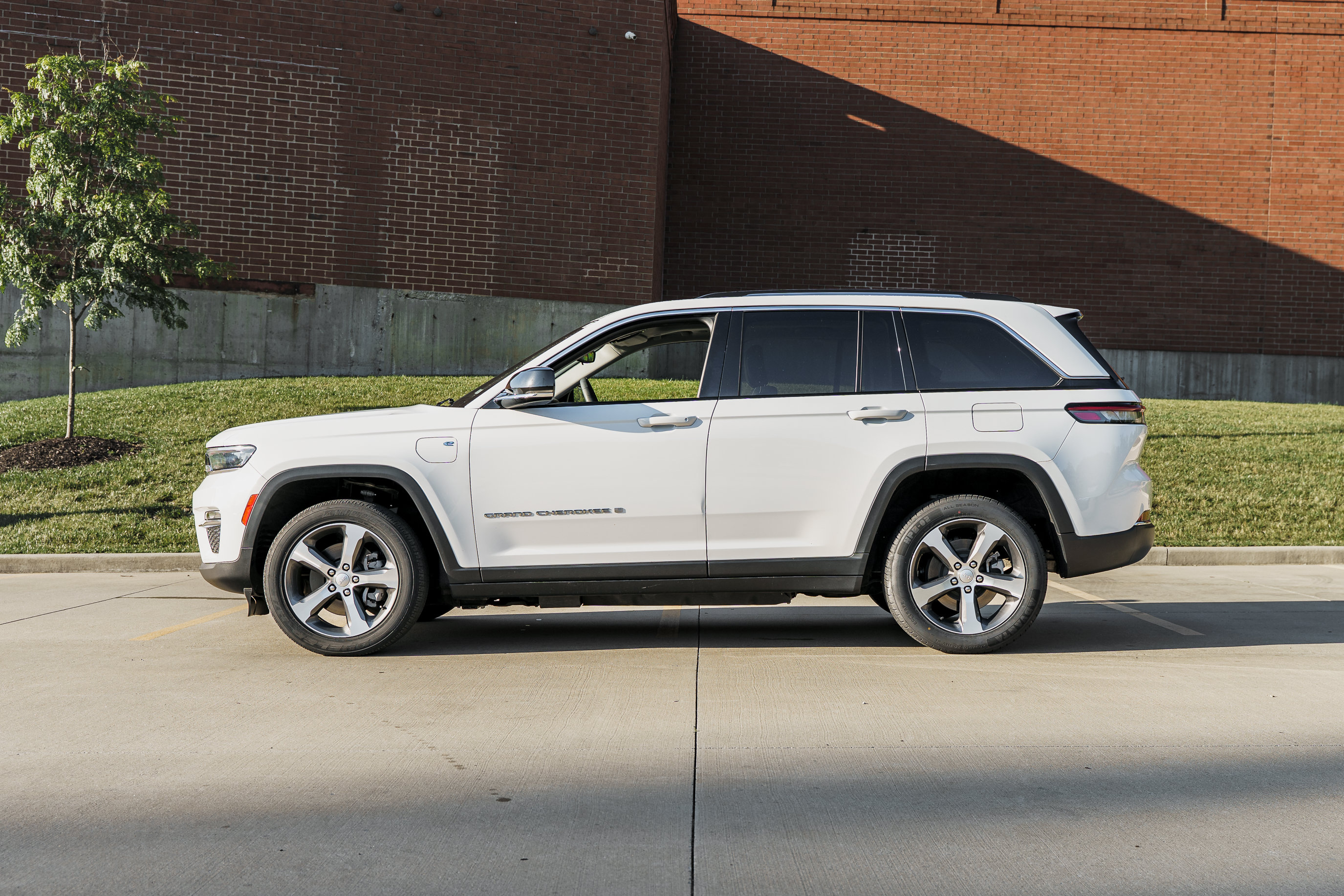 Used 2023 Jeep Grand Cherokee 4WD 4xe image 6