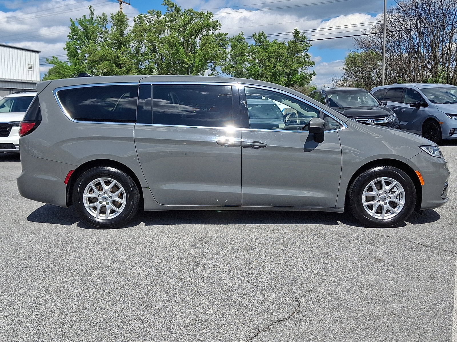 Used 2023 Chrysler Pacifica Touring-L FWD image 7