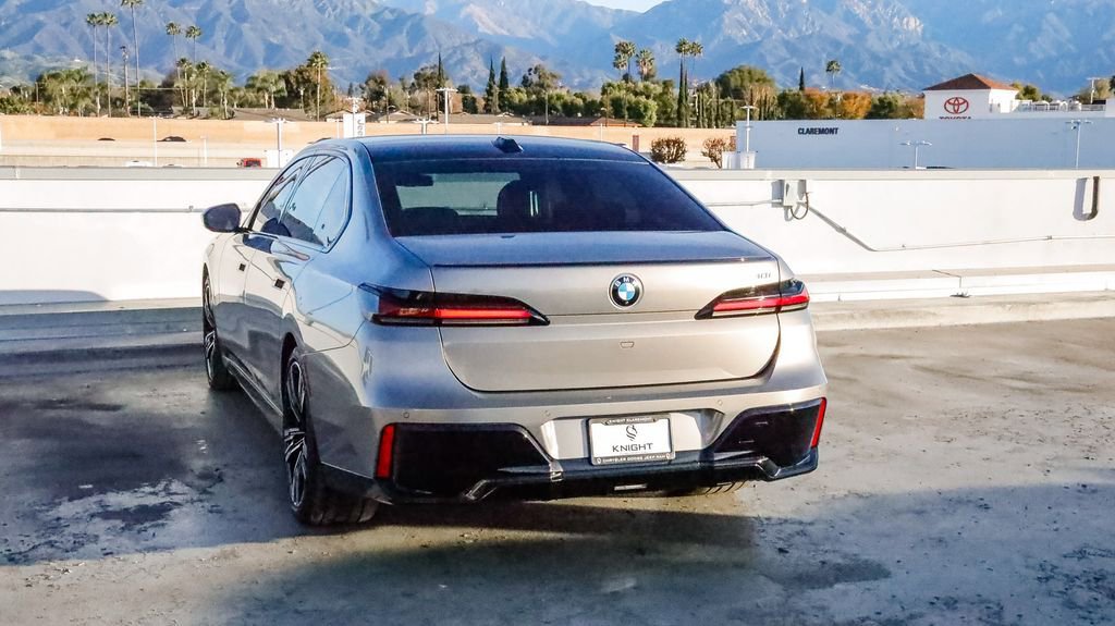 Used 2025 BMW 740i 740i w/ Premium Package image 3