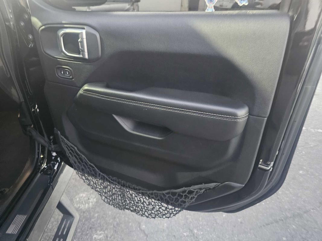 Used 2018 Jeep Wrangler Unlimited Sahara image 17