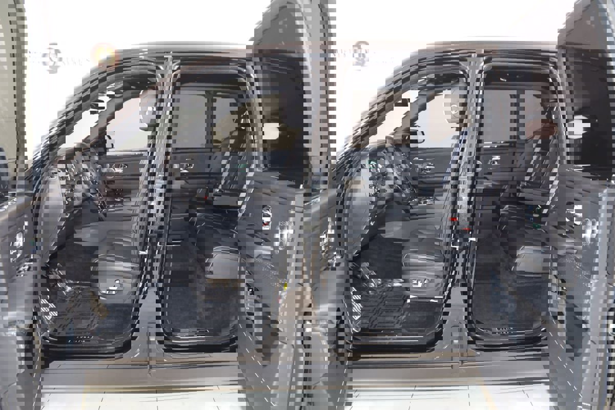 Used 2024 Rolls-Royce Cullinan Black Badge image 44