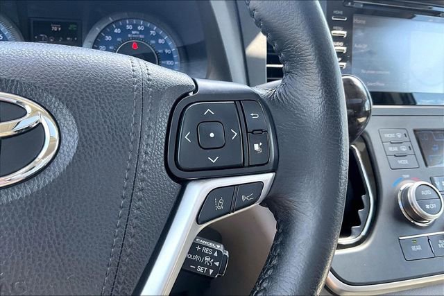 Used 2020 Toyota Sienna XLE w/ XLE Navigation Package FWD image 19