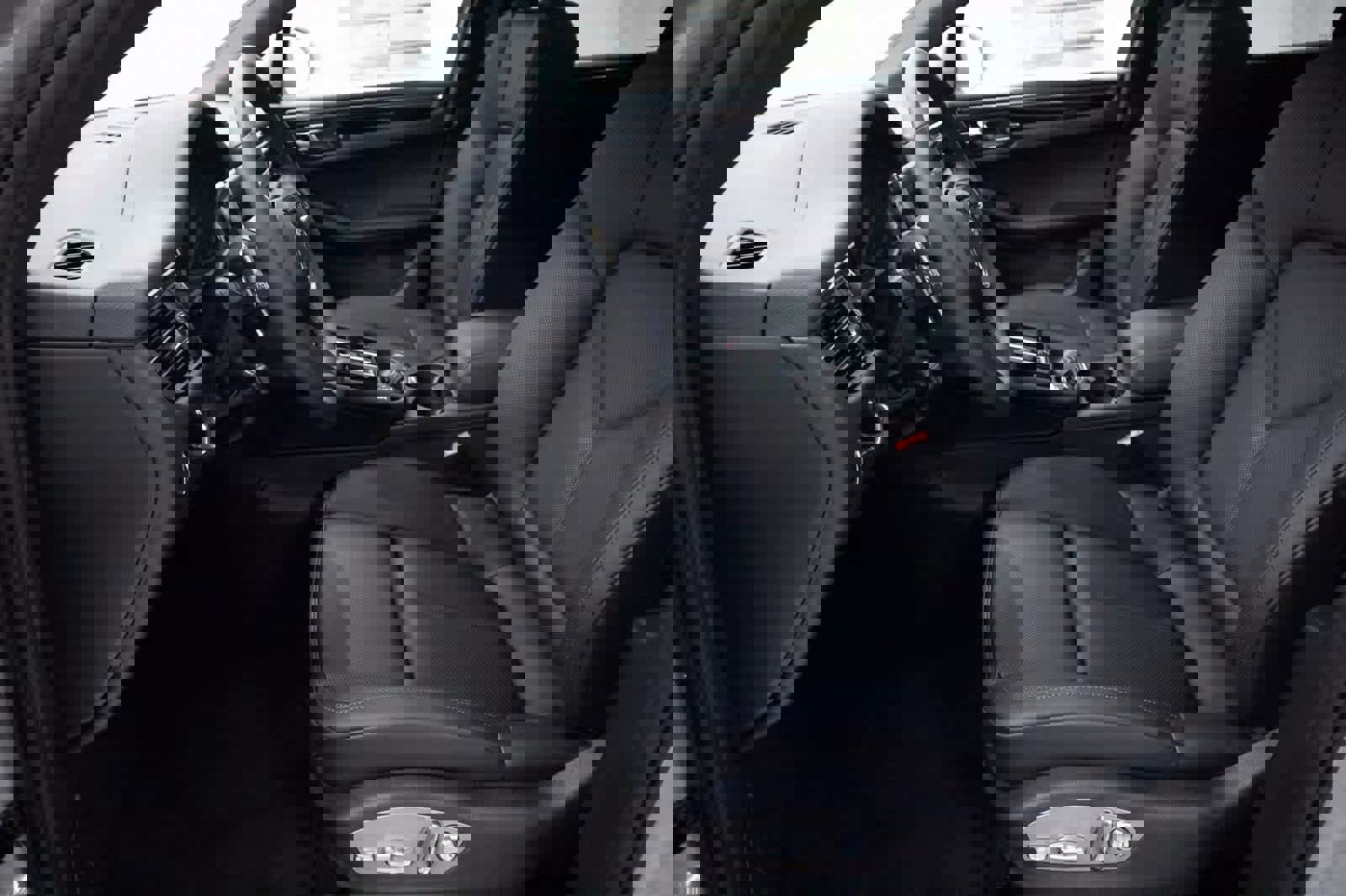 Certified 2025 Porsche Macan image 16