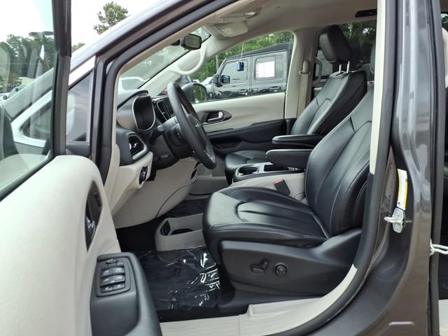 Used 2023 Chrysler Pacifica Touring-L FWD image 13