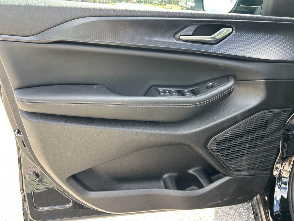 Used 2024 Jeep Grand Cherokee L Laredo w/ Luxury Tech Group I image 17