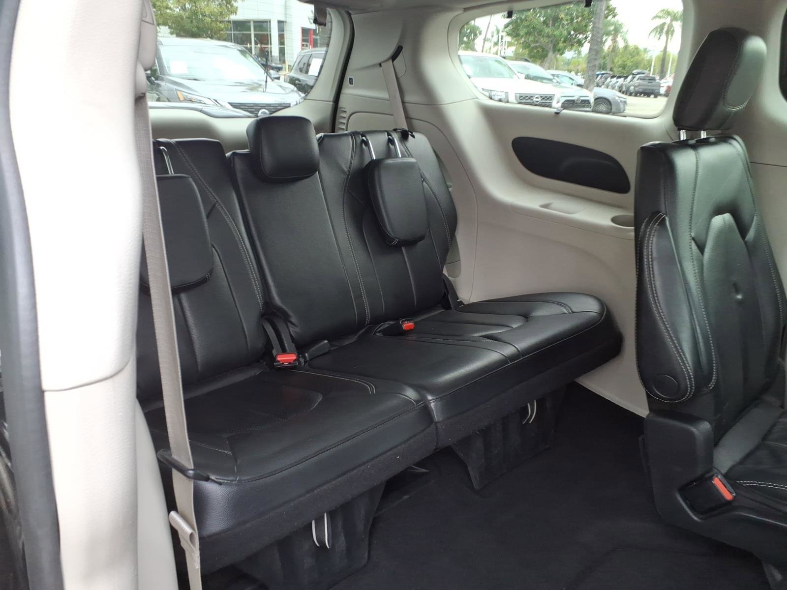 Used 2022 Chrysler Pacifica Touring-L image 7