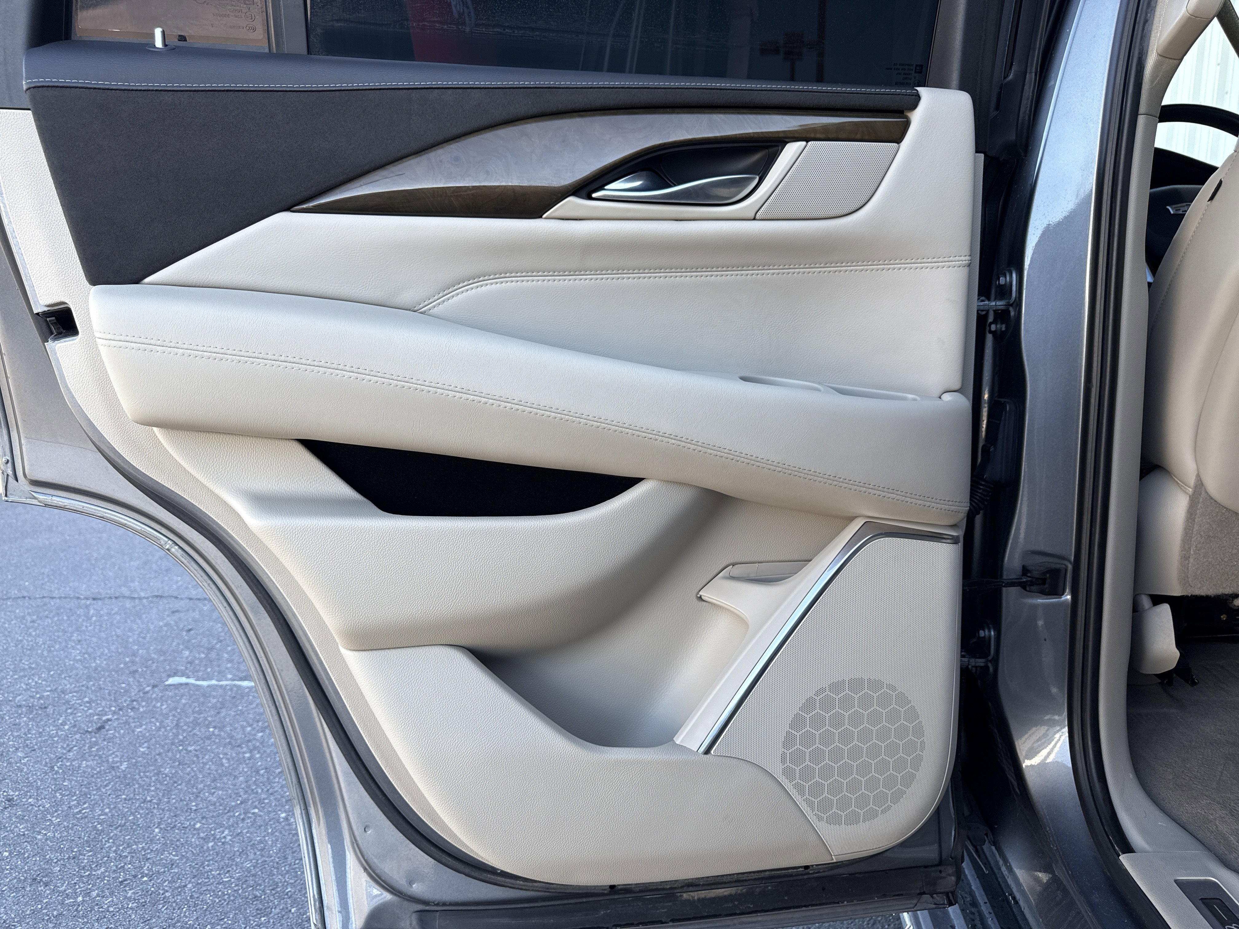 Used 2018 Cadillac Escalade Luxury w/ LPO, Radiant Package image 25