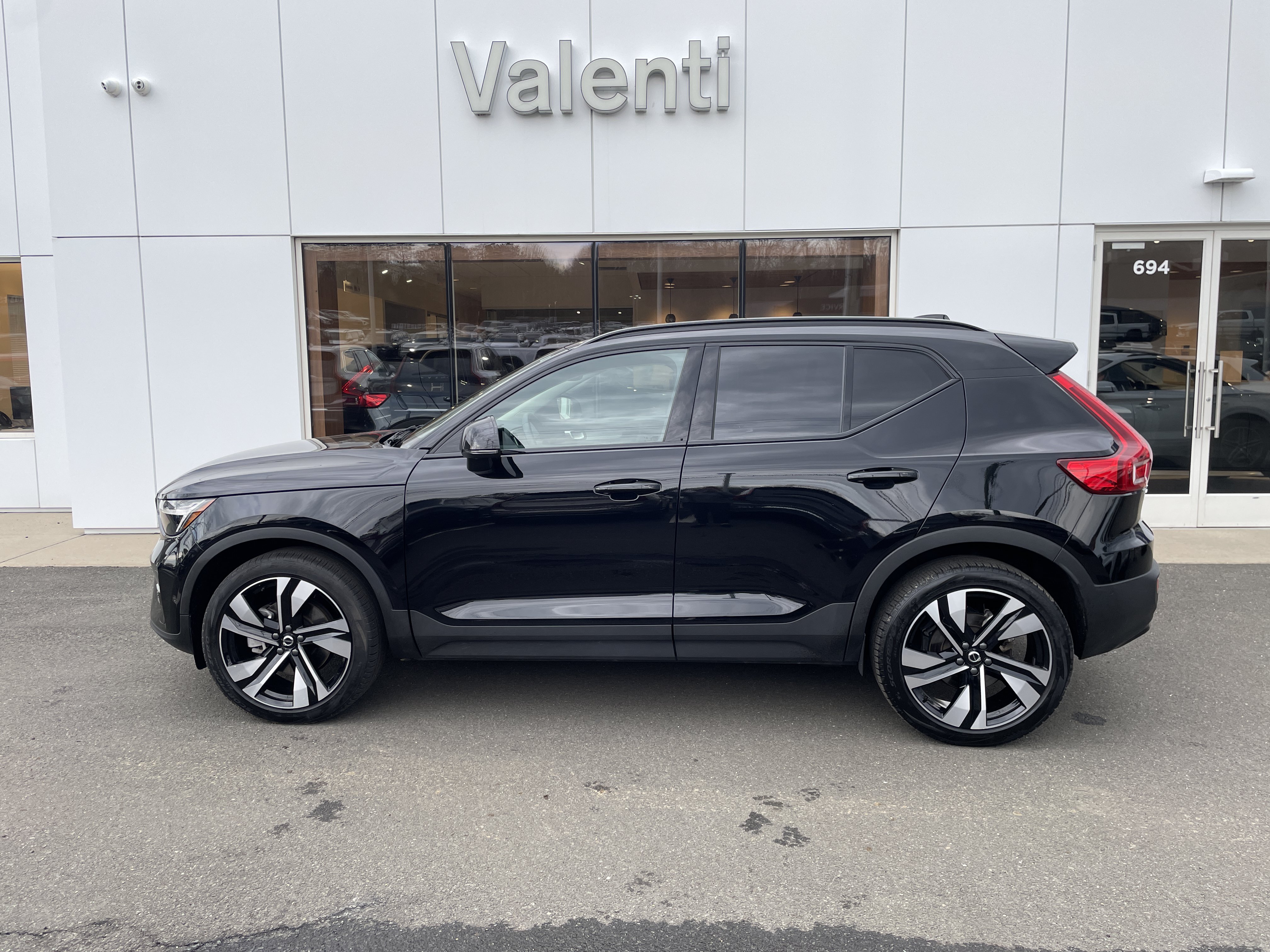 Certified 2025 Volvo XC40 B5 Plus AWD/4WD image 4