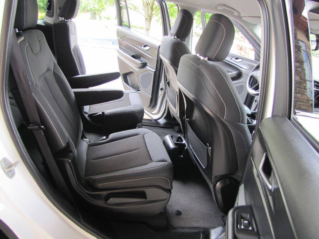 Used 2023 Jeep Grand Cherokee L Laredo RWD image 19
