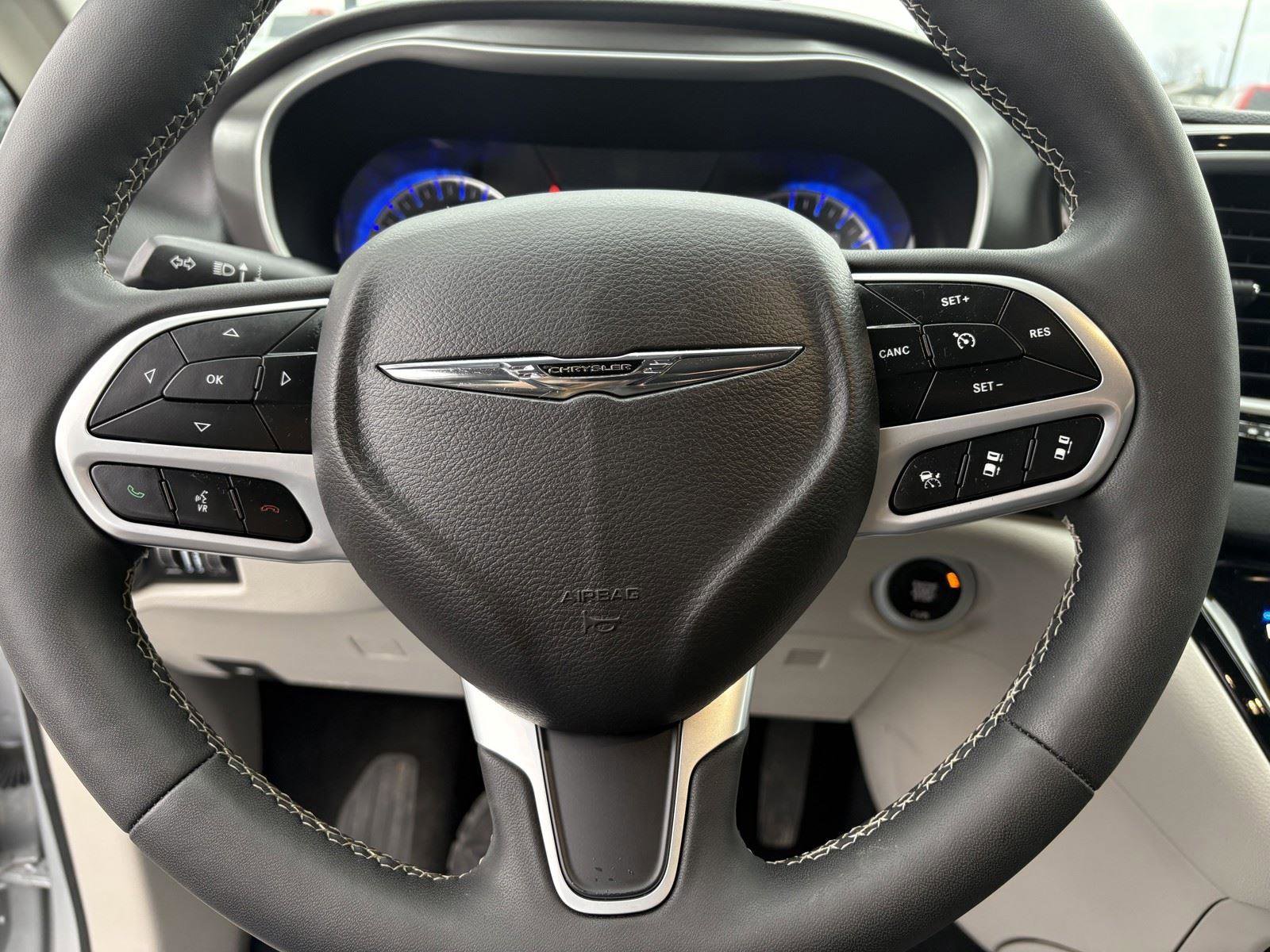 Used 2024 Chrysler Pacifica Touring-L FWD image 18