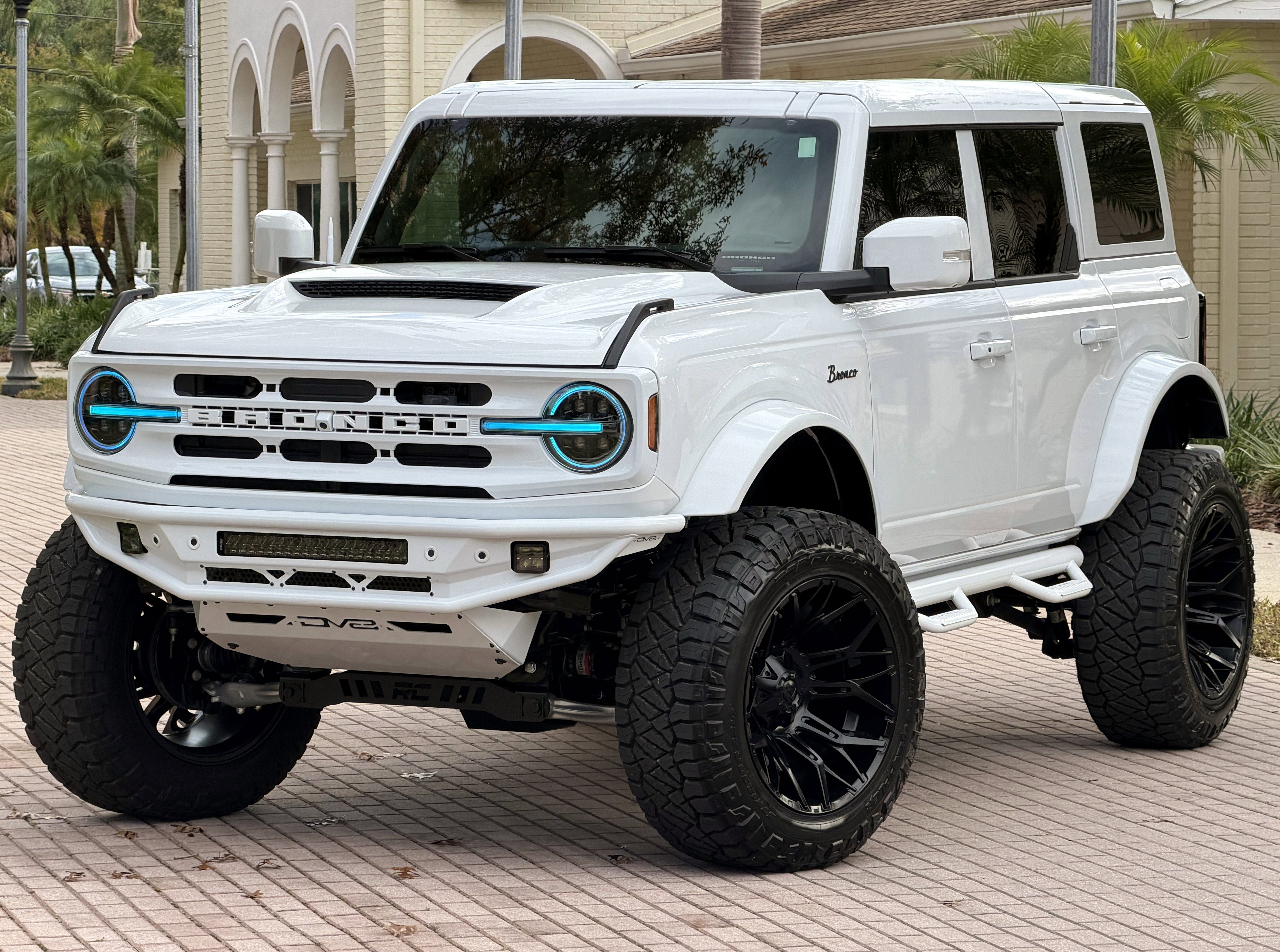 Used 2025 Ford Bronco Outer Banks AWD/4WD image 2