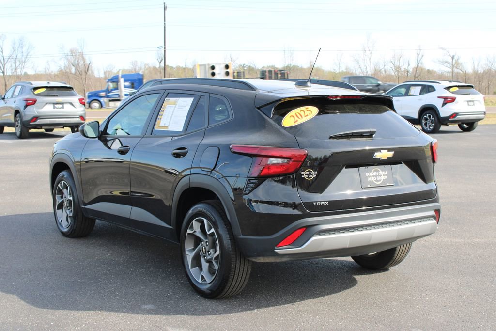 Used 2025 Chevrolet Trax LT image 7