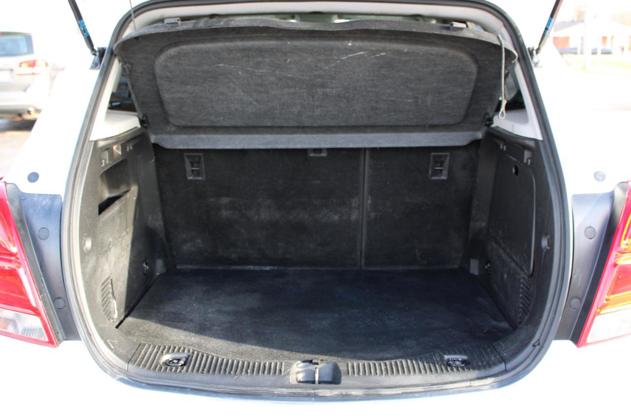 Used 2021 Chevrolet Trax LT w/ LT Convenience Package image 8