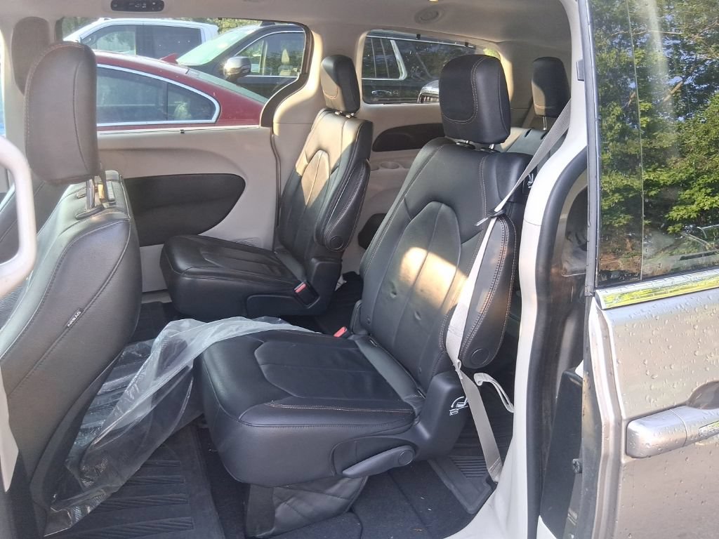 Used 2017 Chrysler Pacifica Touring-L w/ Tire & Wheel Group FWD image 14