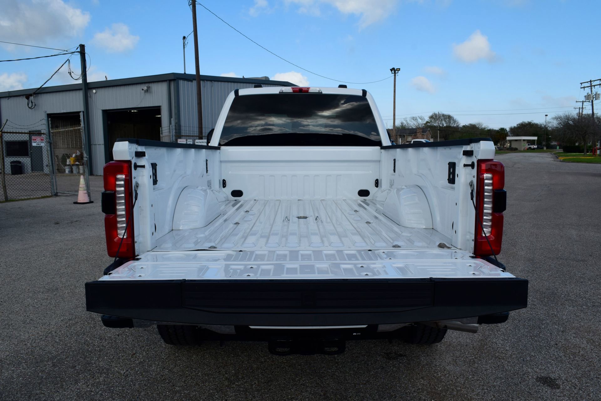 Used 2025 Ford F350 Lariat w/ FX4 Off-Road Package image 21