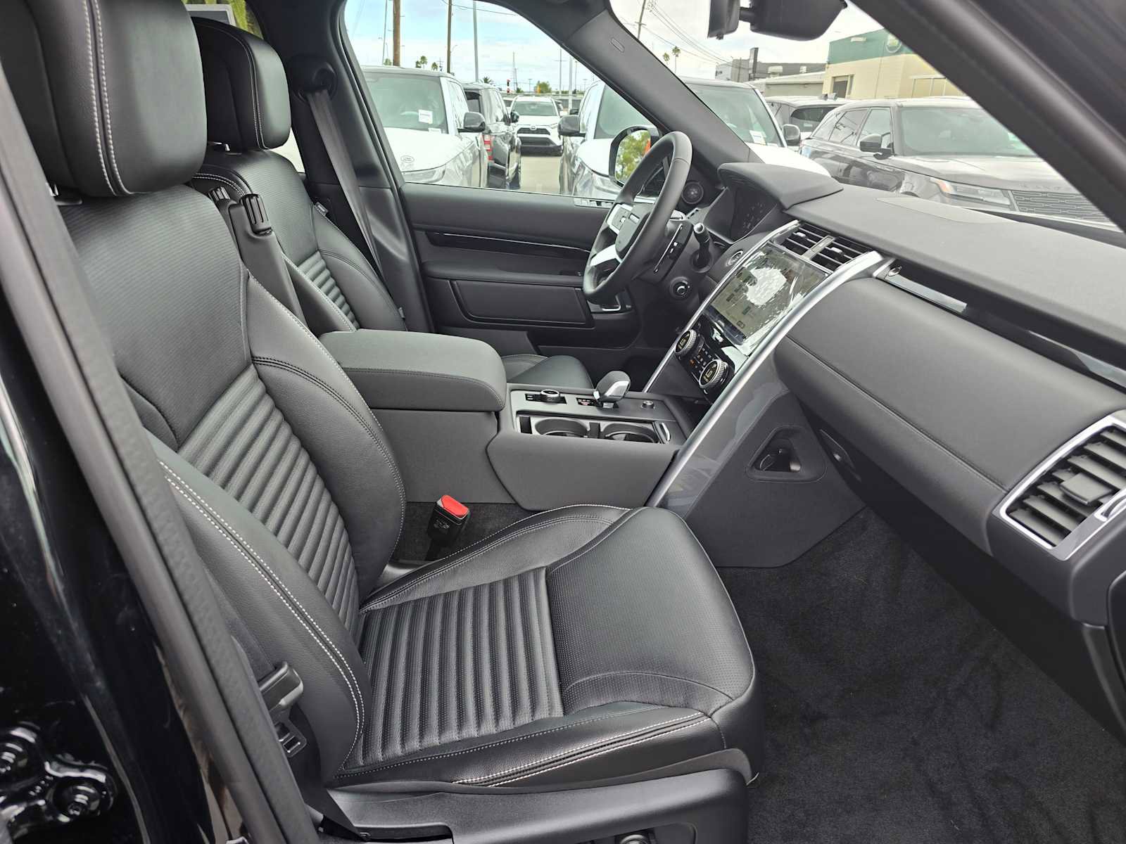New 2025 Land Rover Discovery S image 11