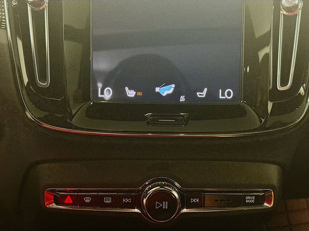 Used 2021 Volvo XC40 T5 R-Design image 17