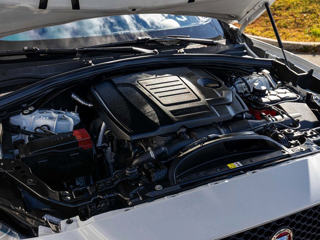 Used 2020 Jaguar F-PACE Premium image 32