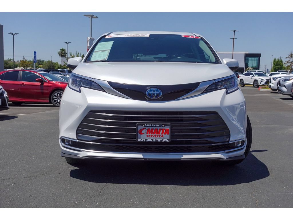 Certified 2023 Toyota Sienna Limited AWD/4WD image 4