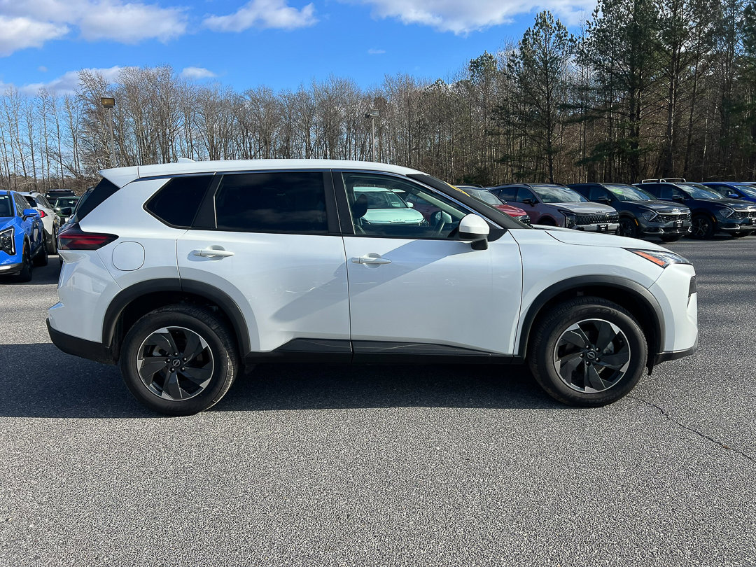 Used 2024 Nissan Rogue SV image 9