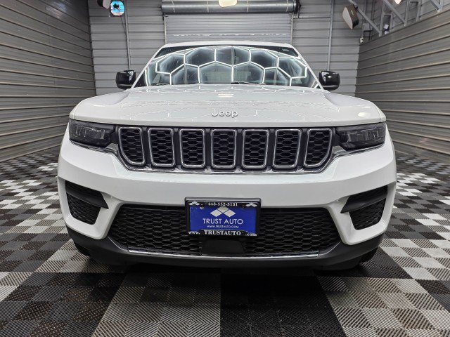 Used 2024 Jeep Grand Cherokee Laredo w/ Trailer Tow Package AWD/4WD image 4