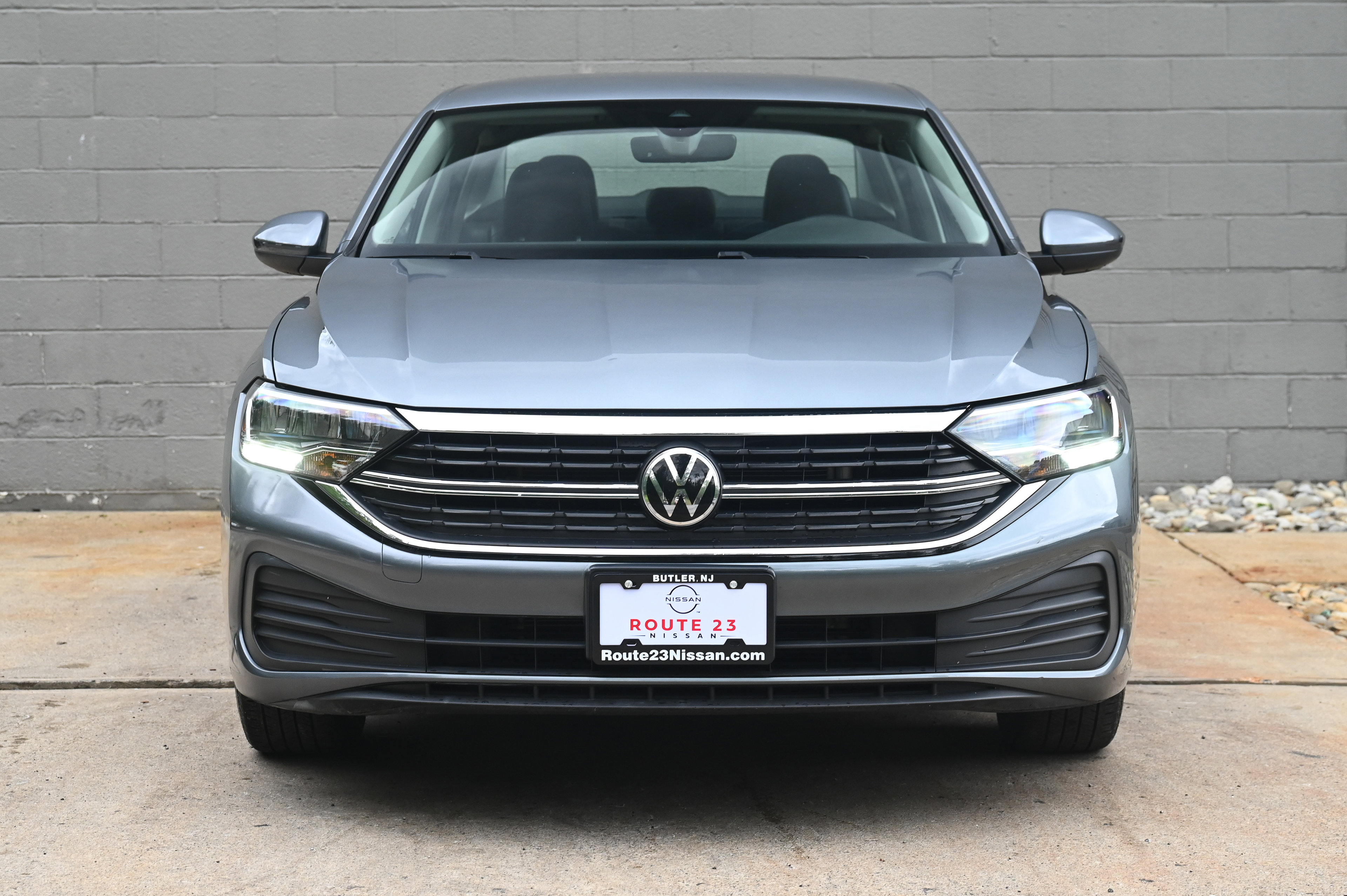 Used 2022 Volkswagen Jetta SE image 2