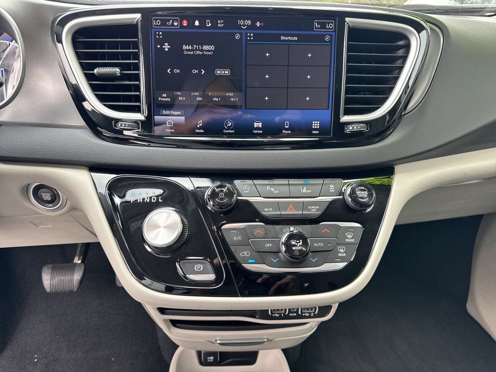 Used 2024 Chrysler Pacifica Touring-L FWD image 28
