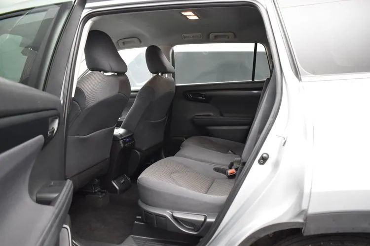 Used 2025 Toyota Highlander LE FWD image 15