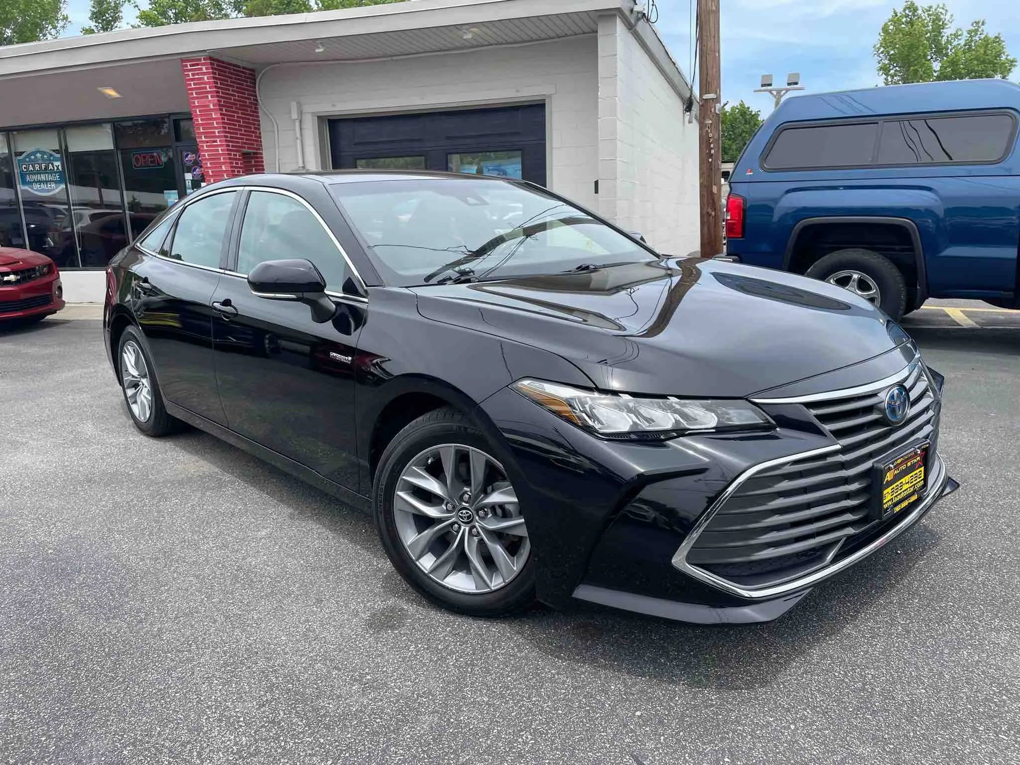 Used 2019 Toyota Avalon XLE image 2