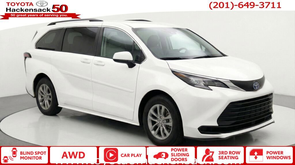Used 2026 Toyota Sienna LE image 1