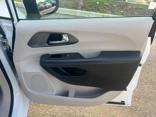 Certified 2023 Chrysler Pacifica Touring-L FWD image 11