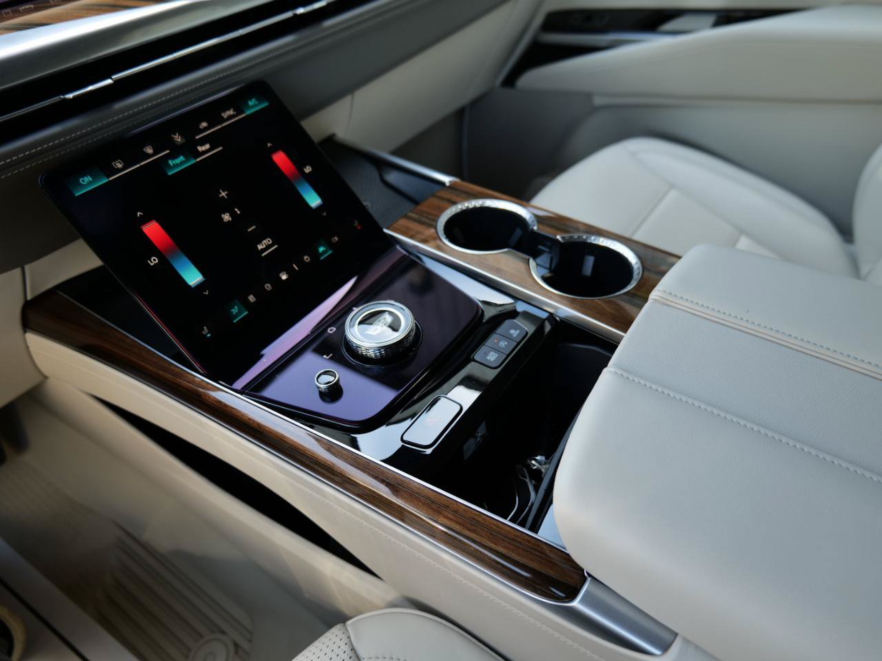 Used 2025 Cadillac Escalade Sport Platinum w/ LPO, Floor Liner Package AWD/4WD image 31