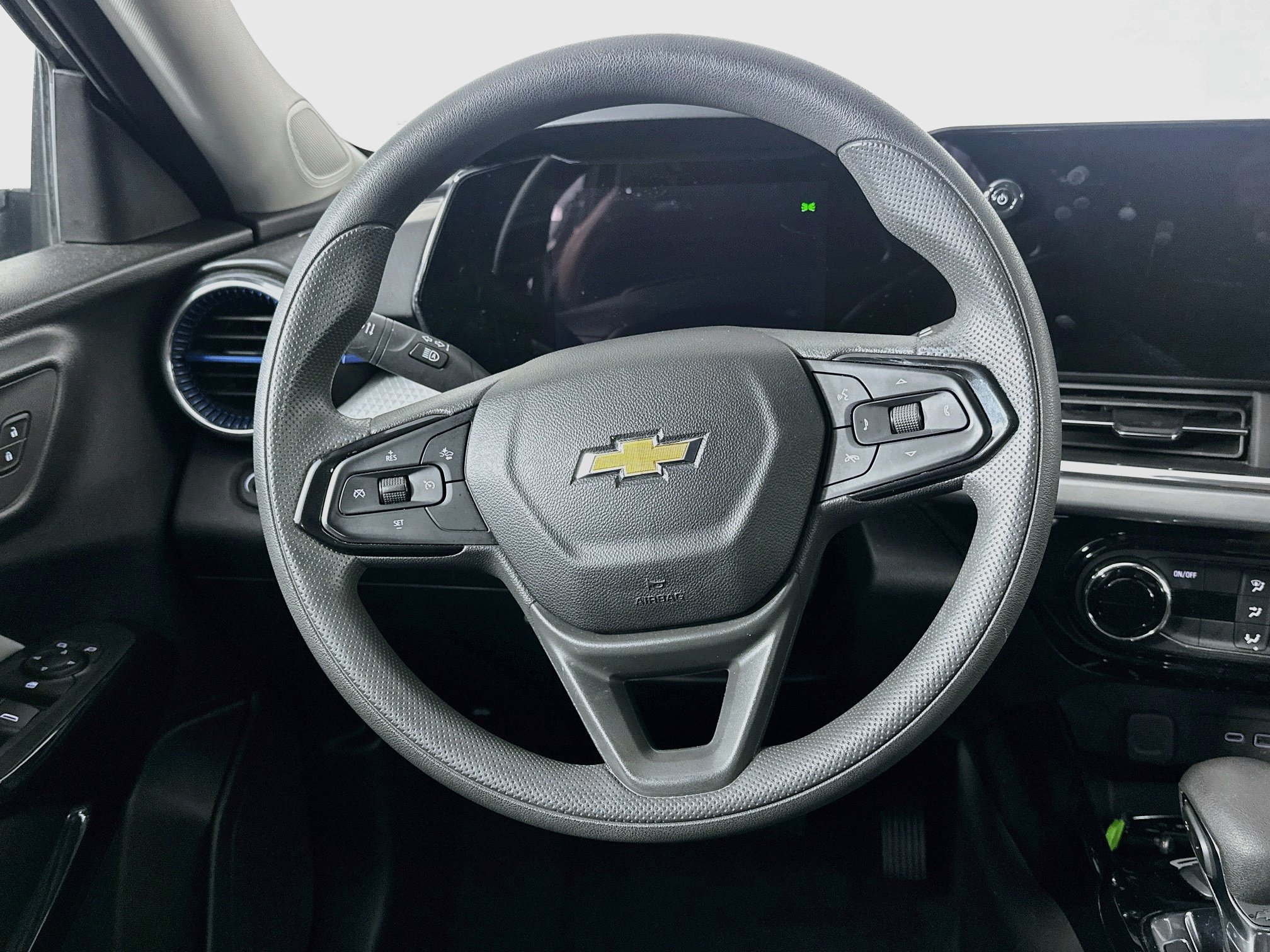 Used 2025 Chevrolet Trax LT FWD image 17