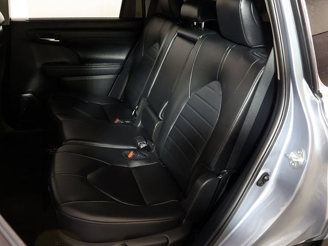 Used 2024 Toyota Highlander XLE AWD/4WD image 12