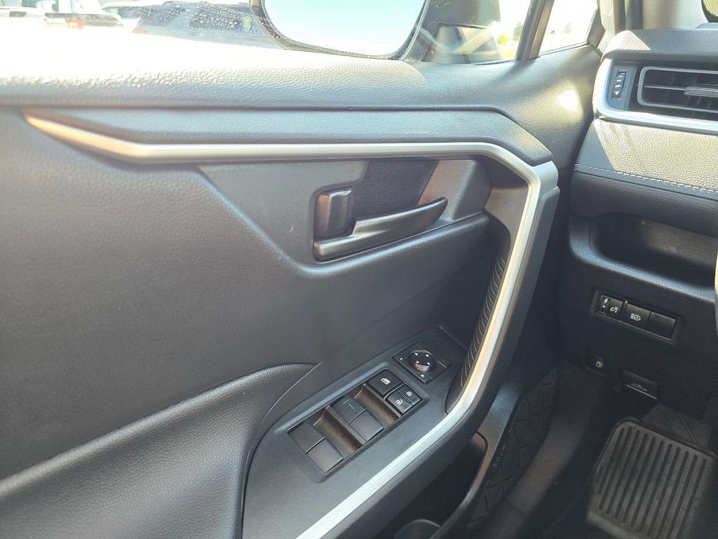 Used 2023 Toyota RAV4 LE AWD/4WD image 28