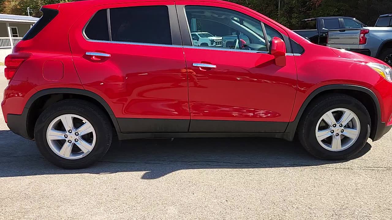 Used 2020 Chevrolet Trax LT w/ Sun & Sound Package image 9