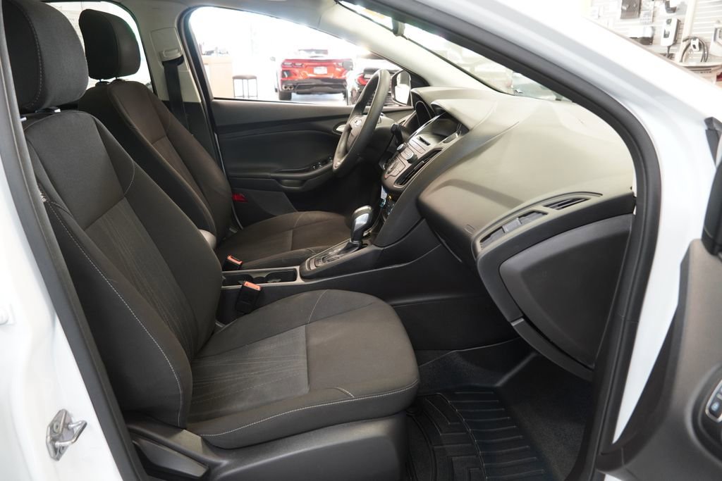 Used 2015 Ford Focus SE FWD image 32