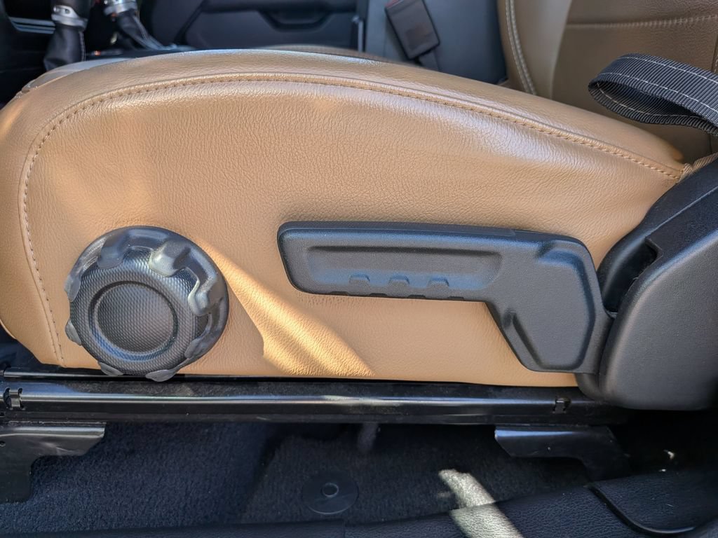 Used 2022 Jeep Wrangler Unlimited Sahara AWD/4WD image 16