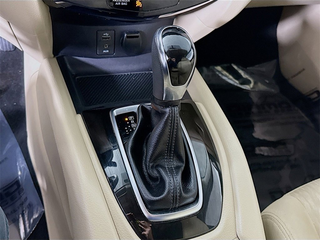 Used 2017 Nissan Rogue SV image 8