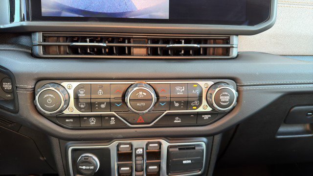 Used 2025 Jeep Wrangler Sahara image 24