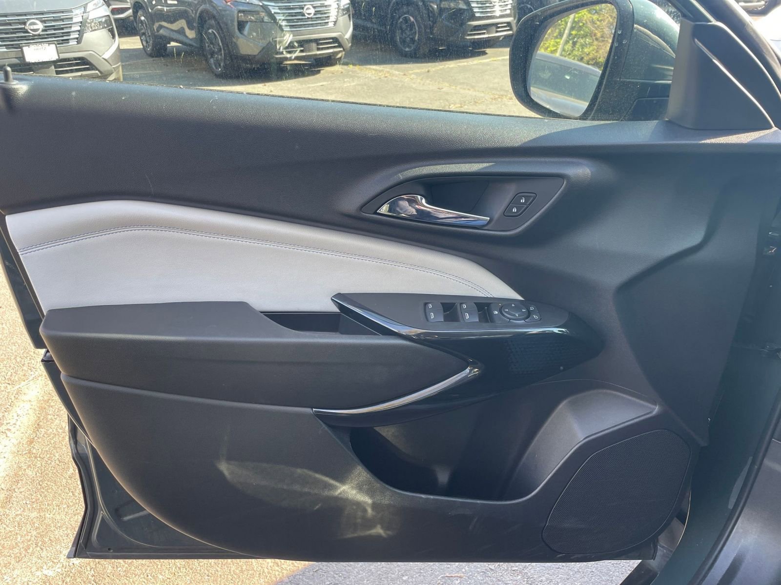 Used 2025 Chevrolet Trax LT w/ LT Convenience Package image 18