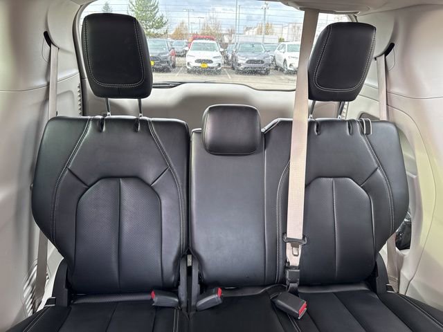 Used 2023 Chrysler Pacifica Touring-L image 14