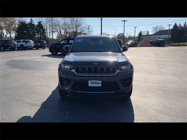 Used 2025 Jeep Grand Cherokee Laredo image 3